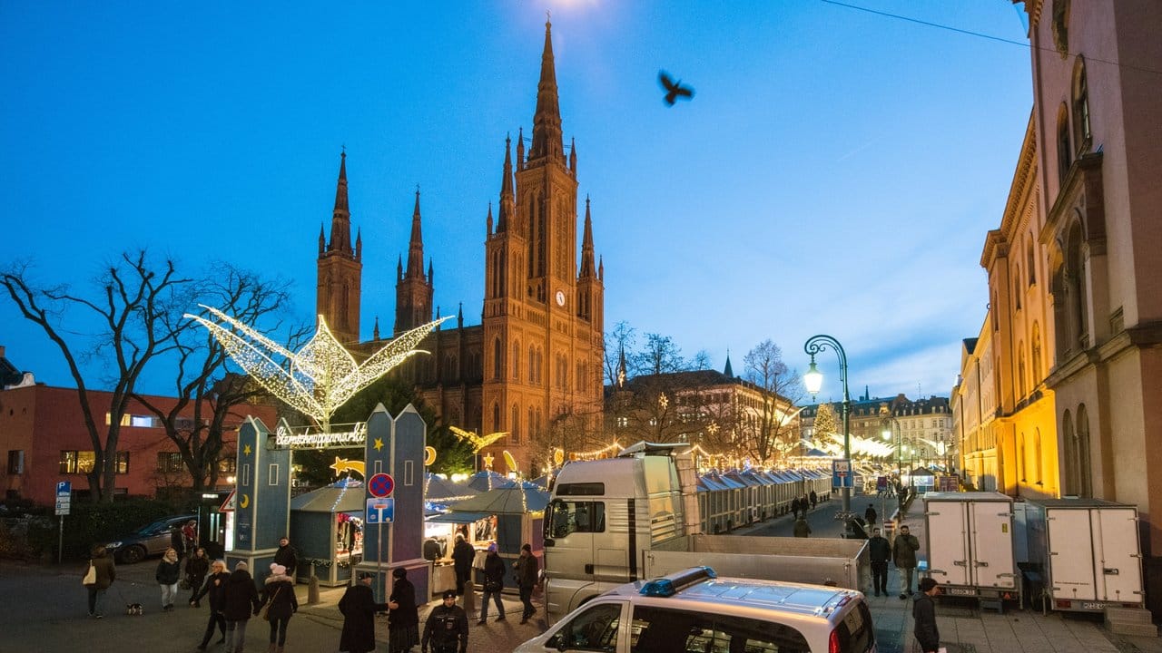 Besucher gehen im Dezember 2016 in Wiesbaden durch den zusätzlich gesicherten Zugang zum Weihnachtsmarkt.