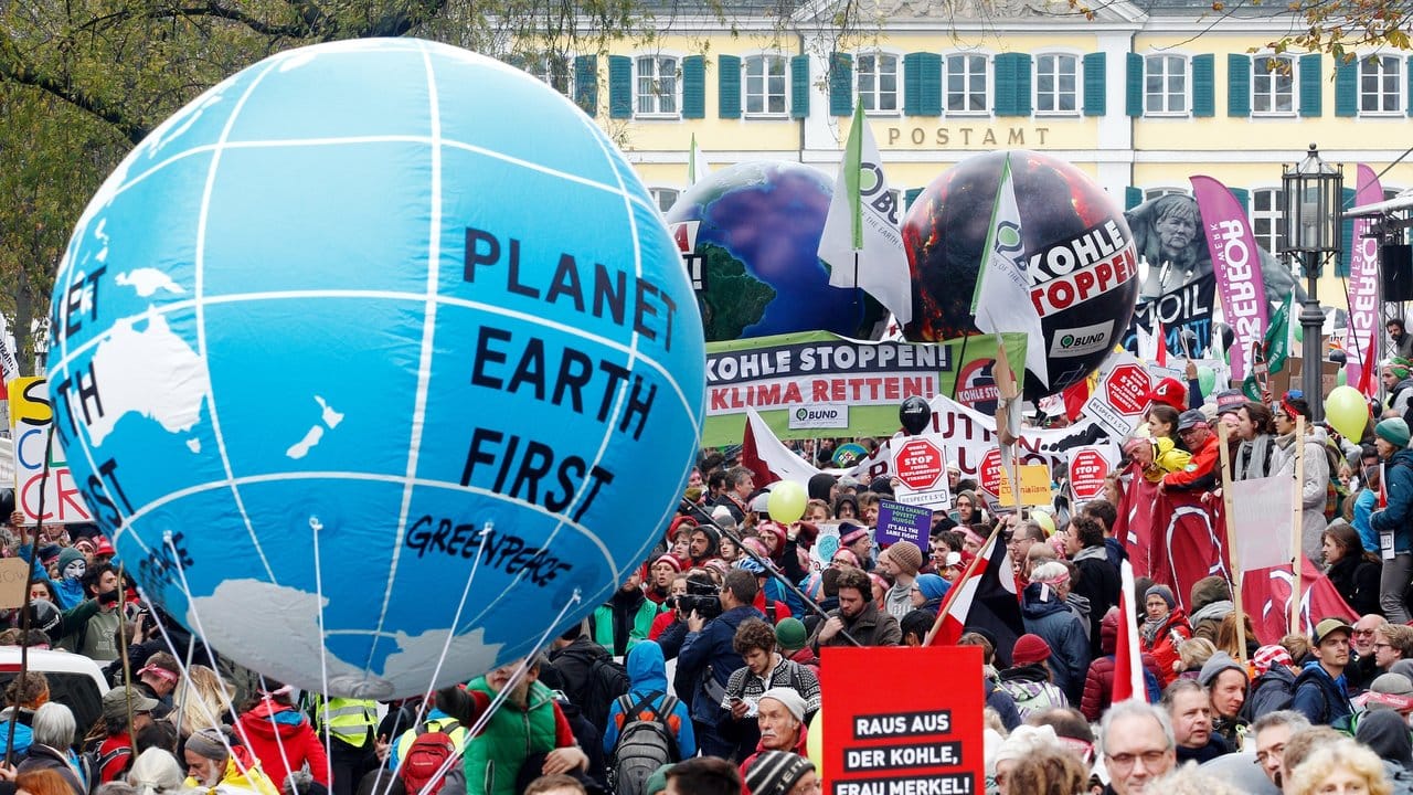 Demonstranten fordern in Bonn die Umsetzung des Weltklimaabkommens.