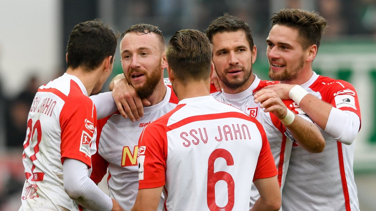 Die Spieler von Jahn Regensburg bejubeln den Siegtreffer gegen SpVgg Greuther Fürth.