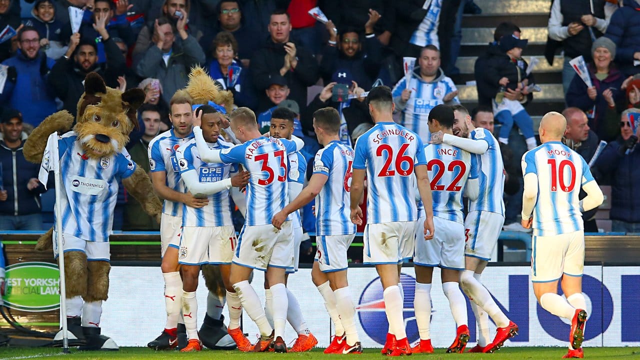 Die Spieler von Huddersfield Town feiern ihren Sieg über West Bromwich Albion.