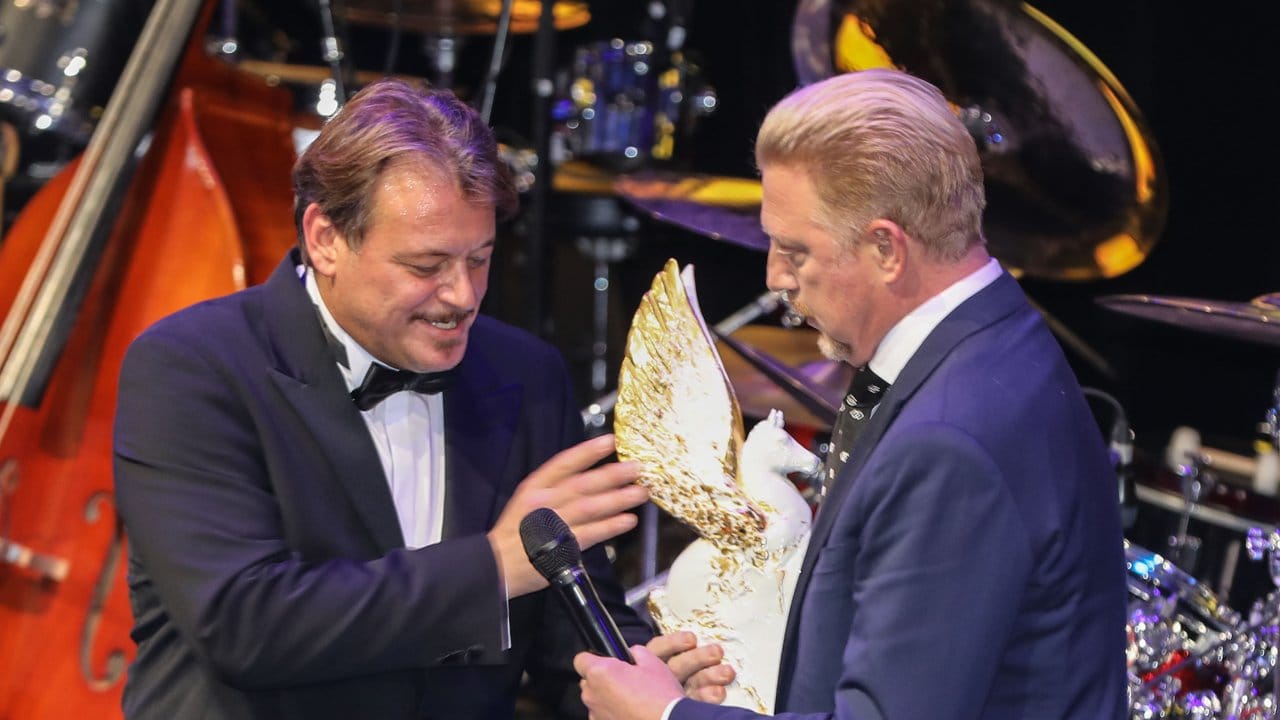 Veranstalter Jörg Müller (l) überreicht Boris Becker in der Alten Oper in Frankfurt am Main eine Pegasus-Trophäe für die "Legende des Sports".