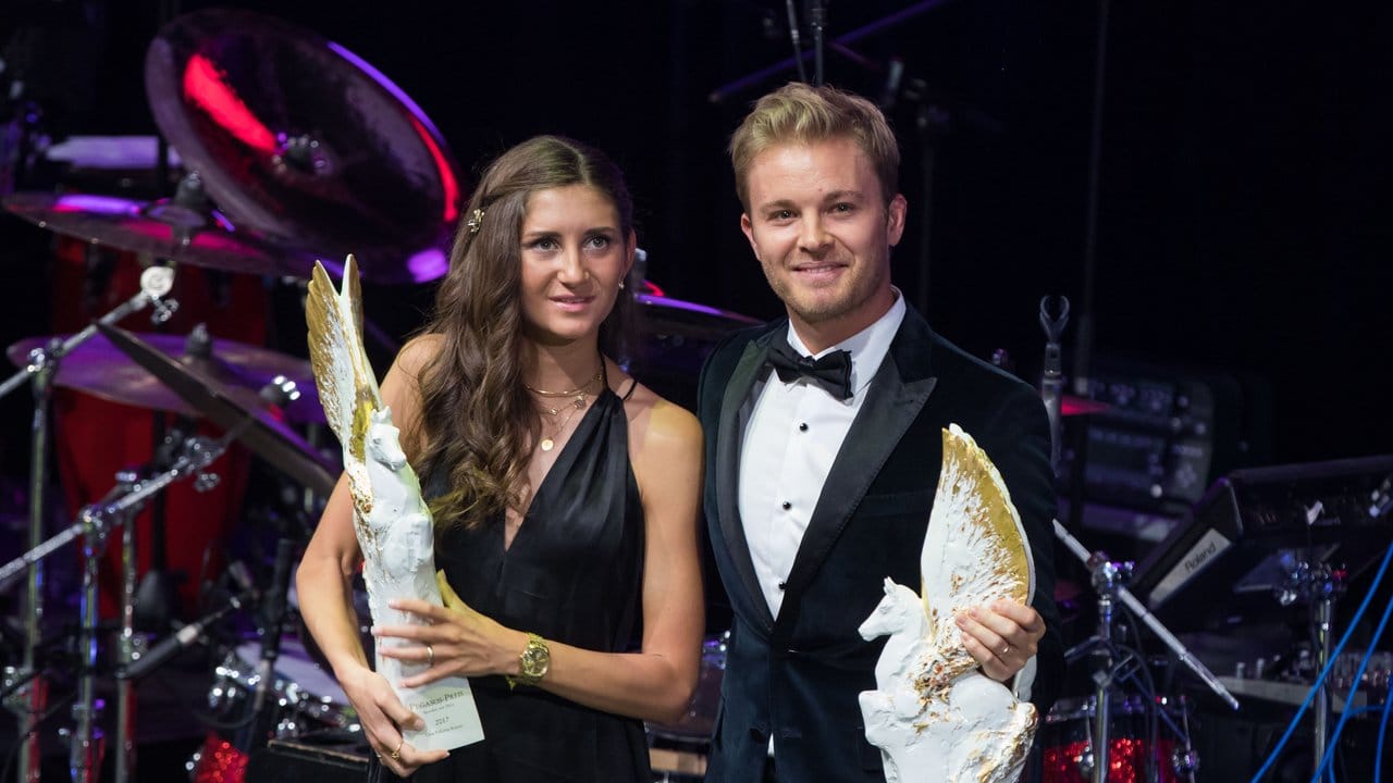 Gesa Felicitas Krause (l) und Nico Rosberg posieren in der Alten Oper in Frankfurt am Main beim 36.