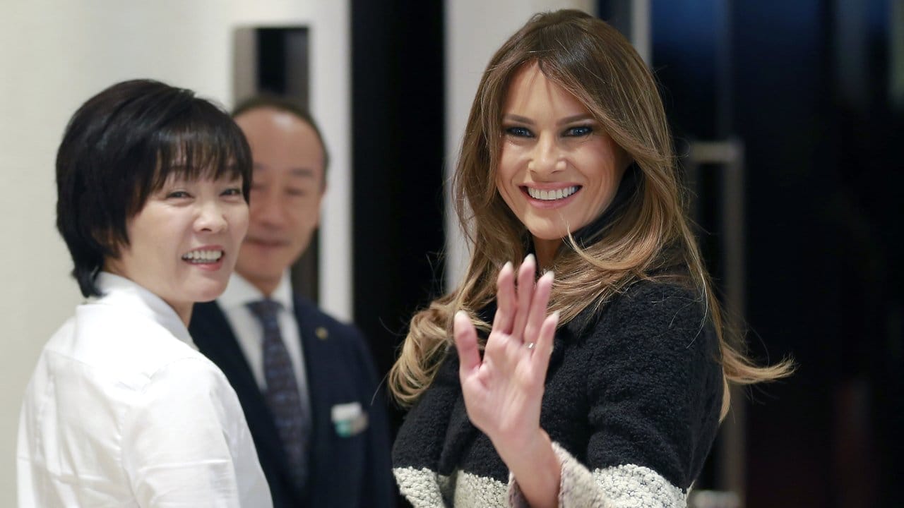 Gute Stimmung: US-First Lady Melania Trump und die japanische First Lady Akie Abe lächeln bei einem Besuch eines Perlenladens.