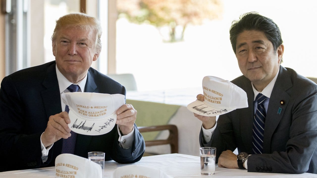 Donald Trump und Shinzo Abe halten Basecaps mit dem Schriftzug "Donald and Shinzo, Make Alliance Even Greater" ("Donald und Shinzo machen die Allianz noch größer".