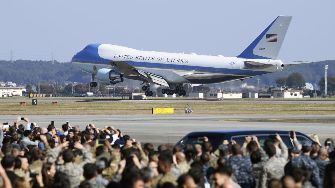 Die Air Force One landet auf der US Yokota Air Base nahe Tokio.