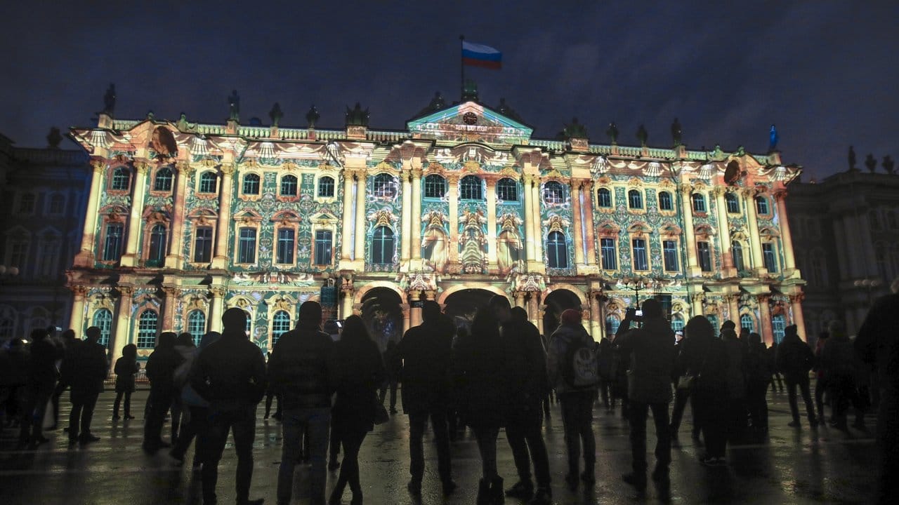 Der illuminierte Winterpalast in Petersburg.