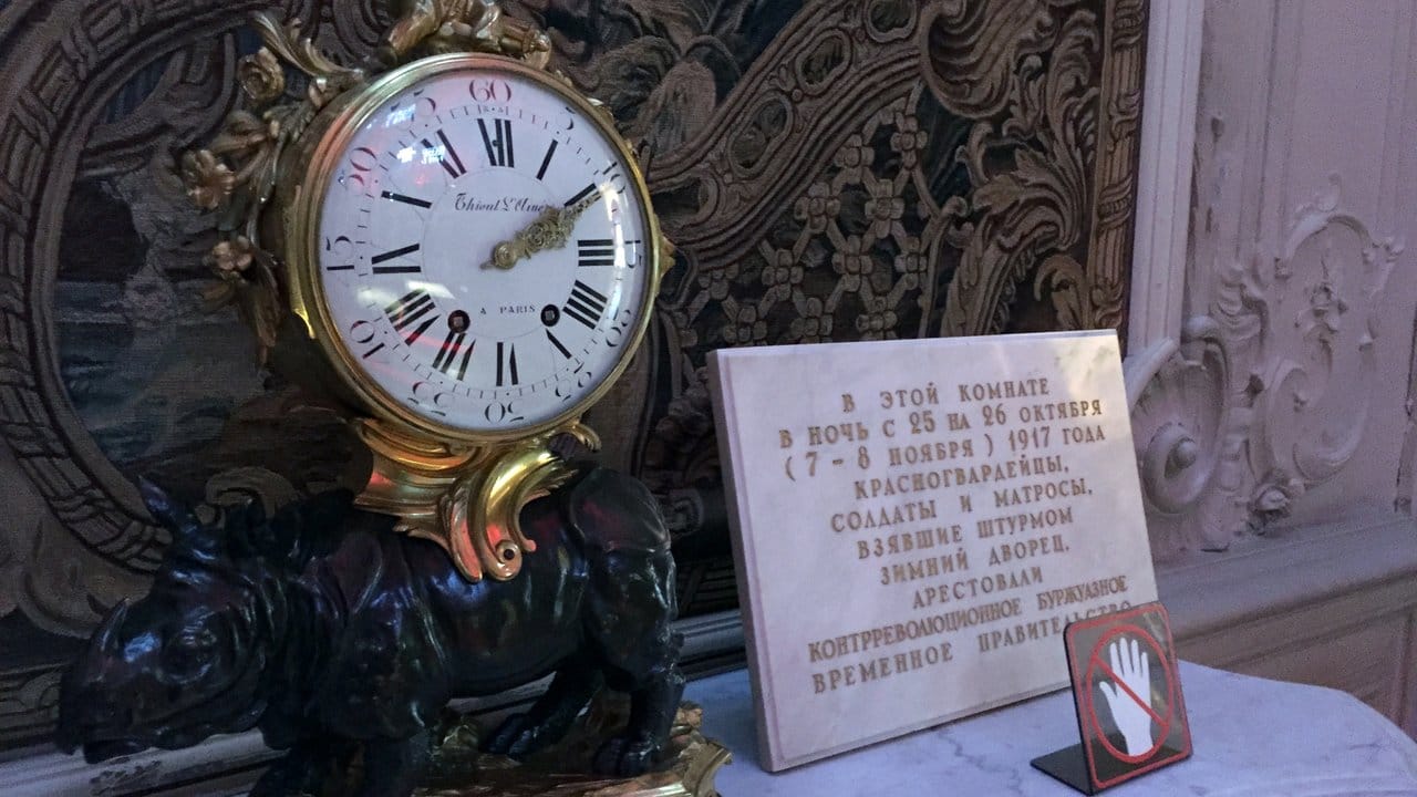 Im Winterpalast erinnert eine Uhr an die Oktoberrevolution vor 100 Jahren.