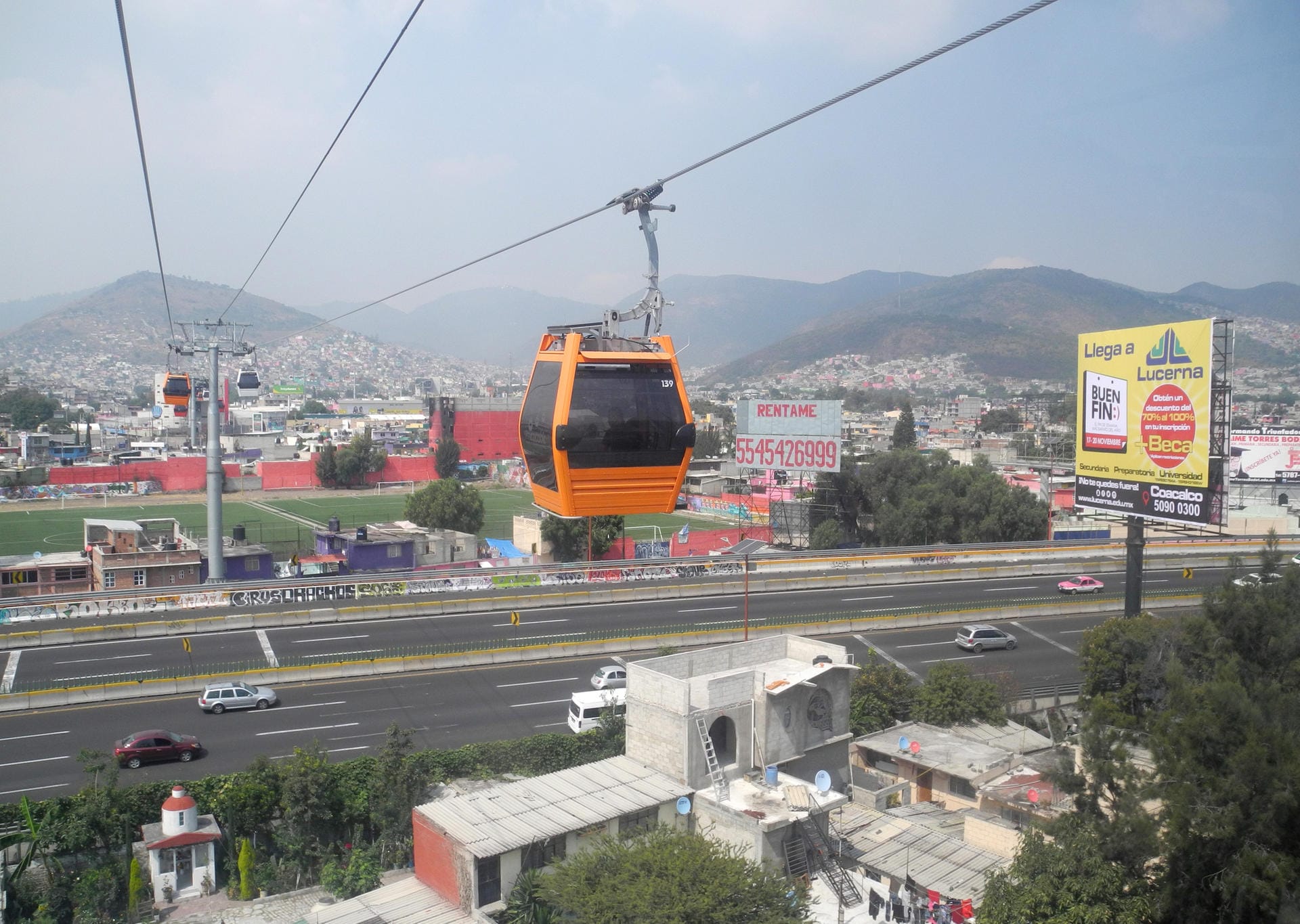In Mexiko-Stadt führt die Seilbahn über eine mehrspurige Straße.