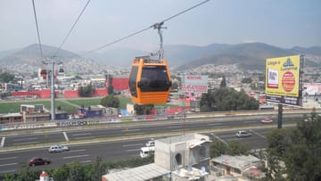 In Mexiko-Stadt führt die Seilbahn über eine mehrspurige Straße.