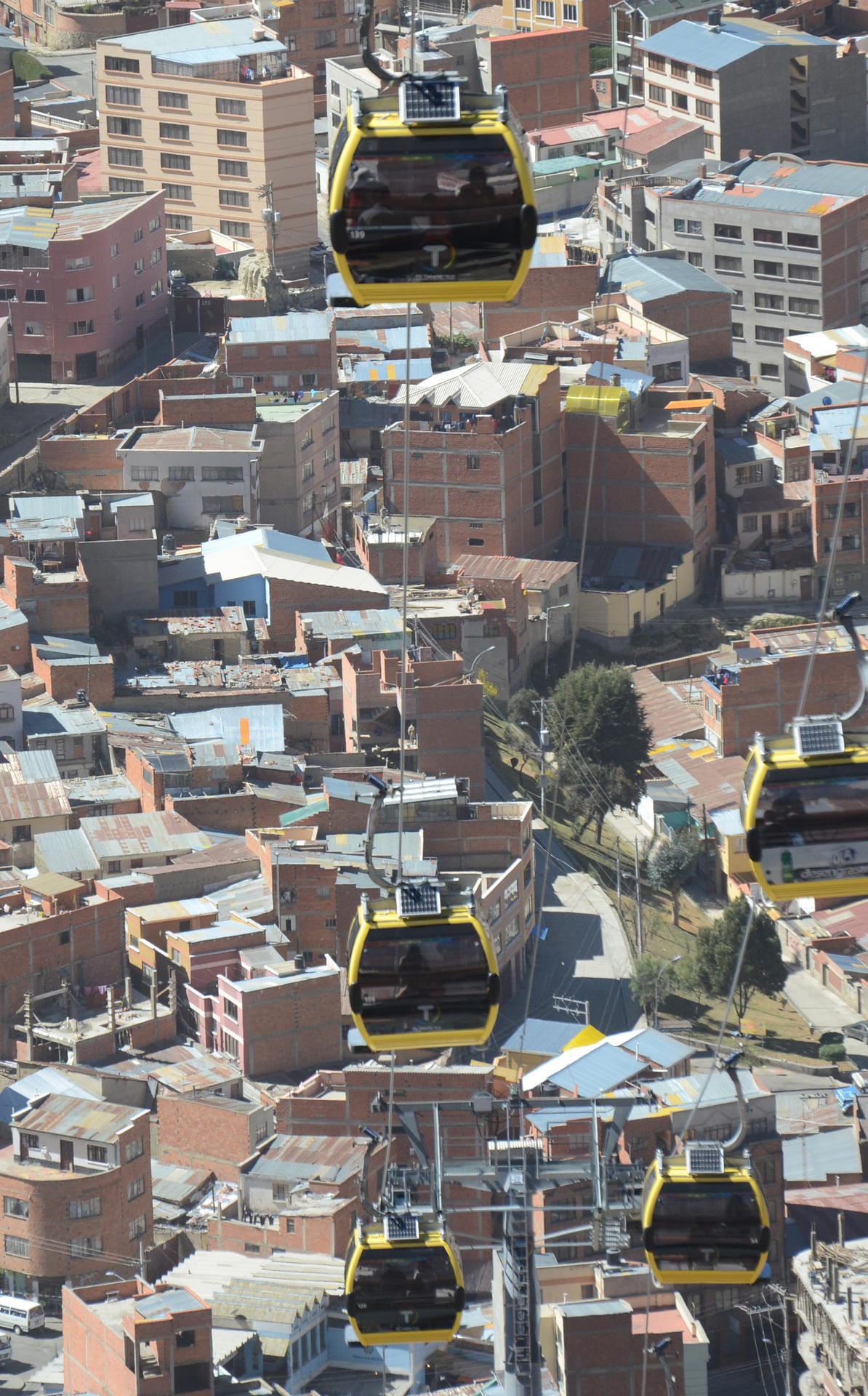Ein Höhenunterschied von 400 Metern überwindet die gelbe Linie der Seilbahn in La Paz, zwischen El Alto und der Metropole.