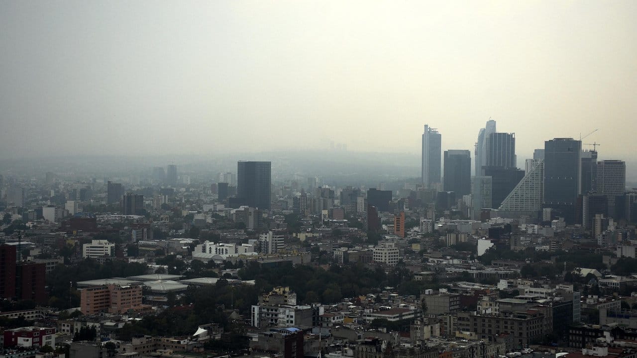 Es ist fünf vor zwölf: Smog verhüllt die Skyline von Mexiko-Stadt in der Abenddämmerung.