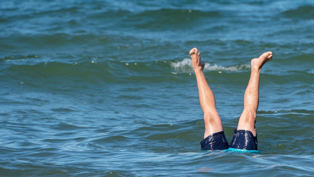 Mal abtauchen: Badevergnügen in der Ostsee in Timmendorfer Strand.