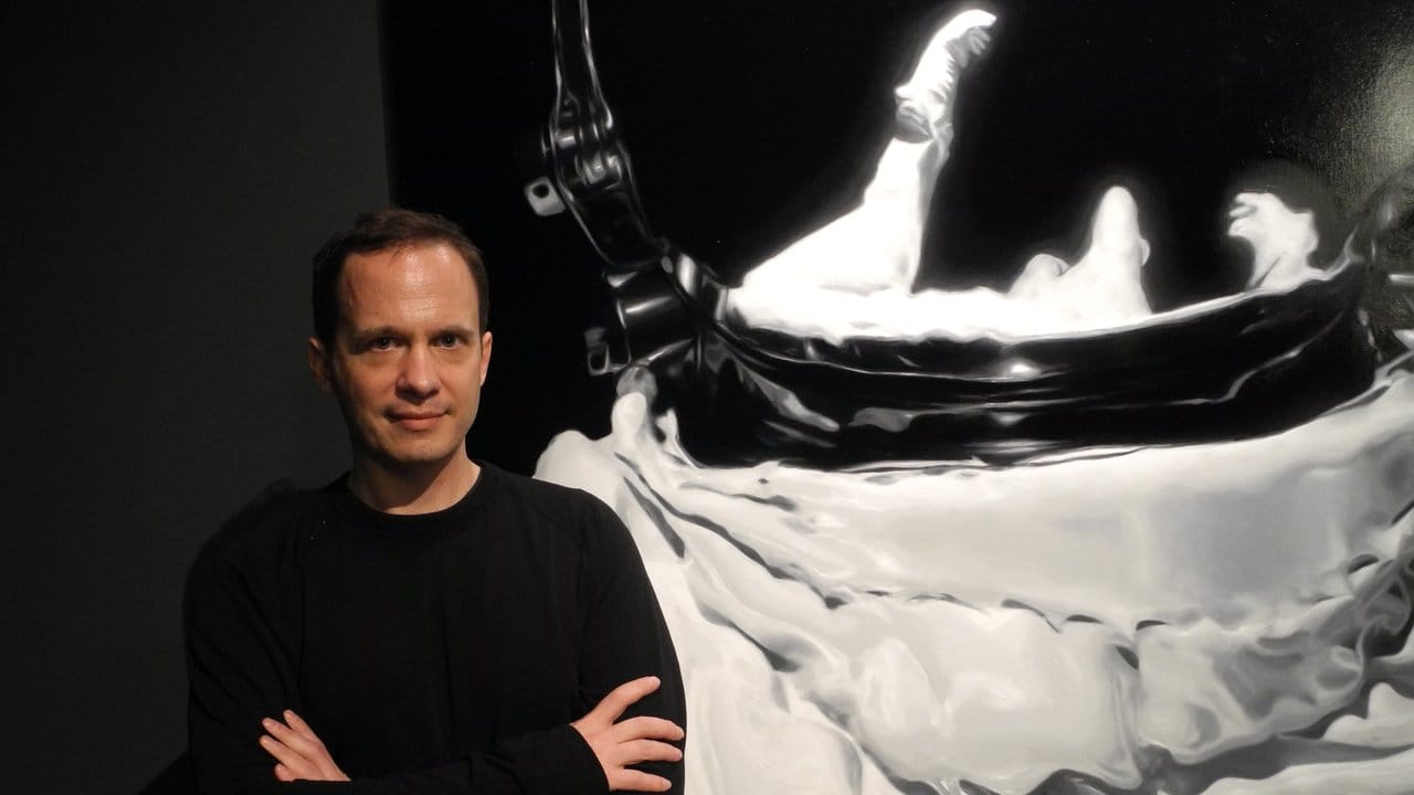 Marc Gumpinger vor seinem Gemälde "Space 3" in der Galerie HG Contemporary.