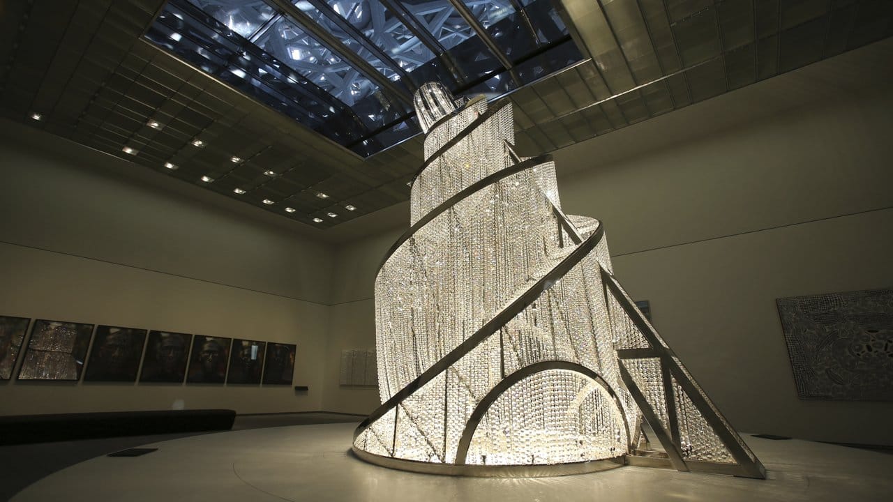 Die Skulptur "Fountain of Light" von Ai Weiwei im Louvre Abu Dhabi.