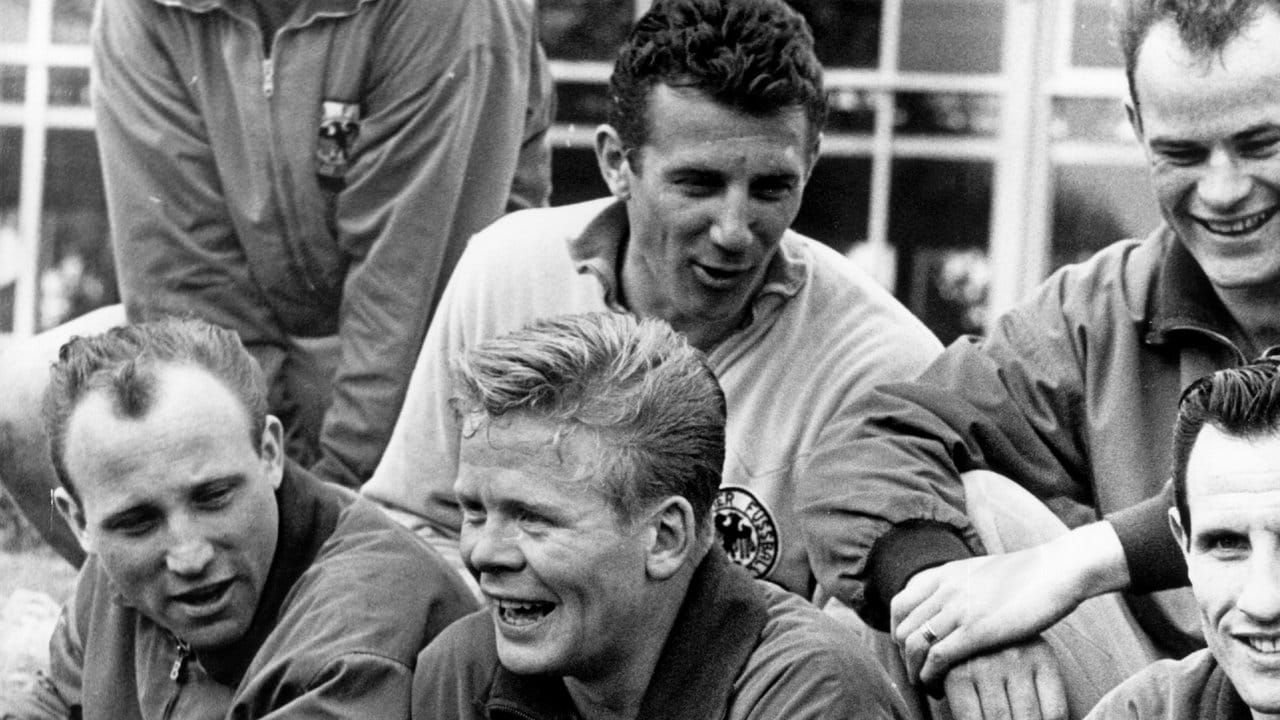 Die deutschen Fußballnationalspieler Uwe Seeler (l), Helmut Haller (r, untern) und Hans Schäfer (oben) 1962 im Trainingslager in Karlsruhe.