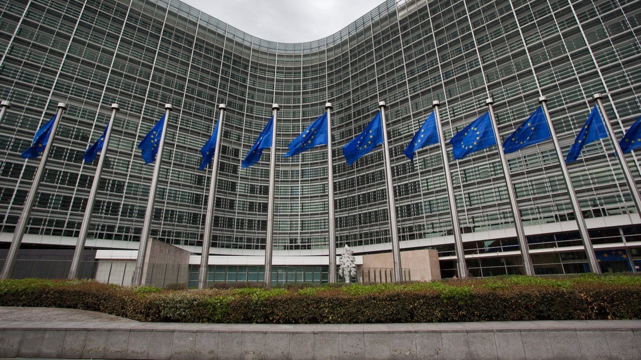 Angesichts der Enthüllungen in den "Paradise Papers" dringt die EU-Kommission beim Kampf gegen Steuerflucht auf ein höheres Tempo.