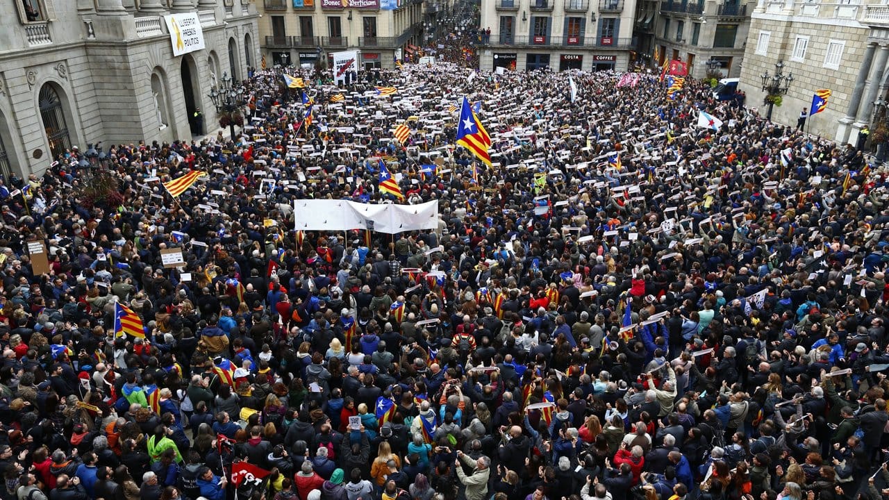 Tausende Demonstranten versammeln sich in Barcelona anlässlich eines Generalstreiks vor dem Sitz der abgesetzten katalanischen Regionalregierung.