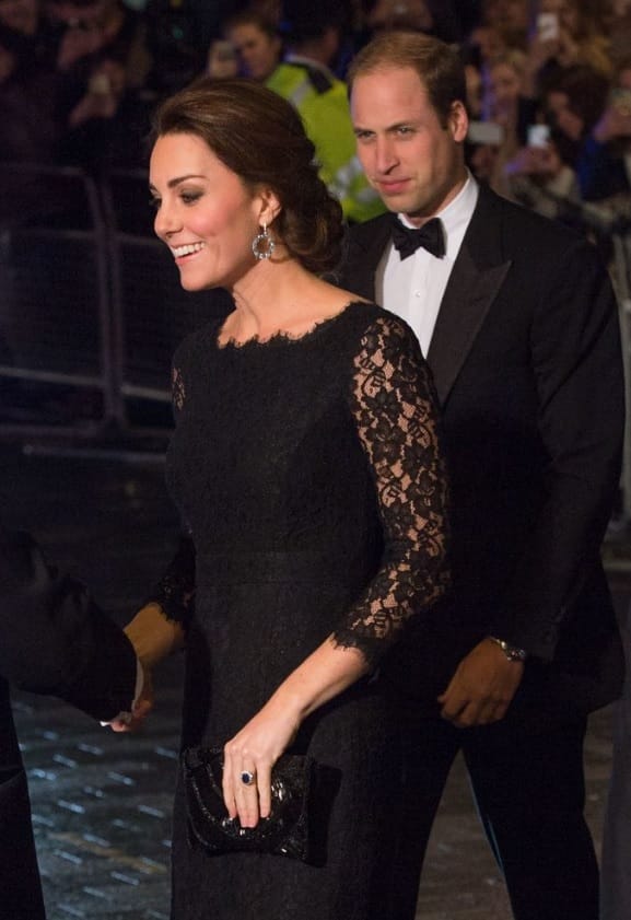 2014 trug Kate das Kleid bei einem Auftritt mit ihrem Ehemann Prinz William. Damals war sie ebenfalls schwanger – mit Prinzessin Charlotte.