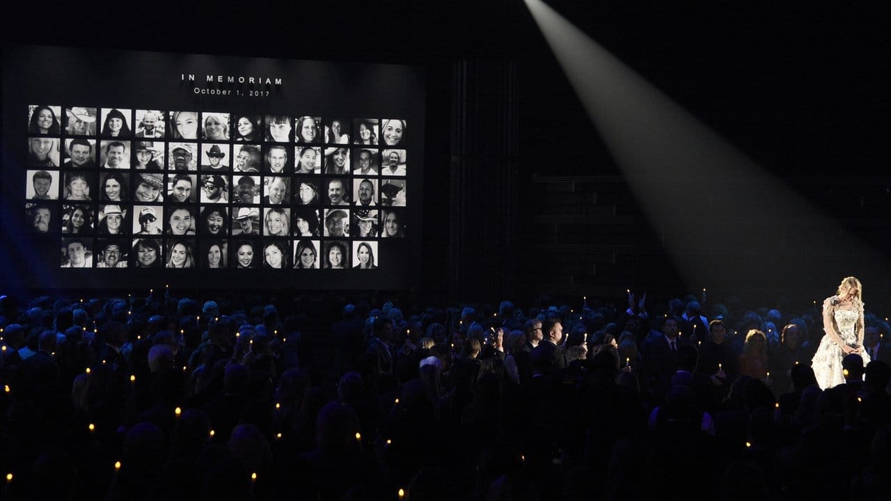 Ein bewegender Moment: Carrie Underwood singt "Softly and Tenderly", während die Fotos der 58 Opfer des Massakers im Oktober bei einem Country-Music-Festival in Las Vegas gezeigt wurden.
