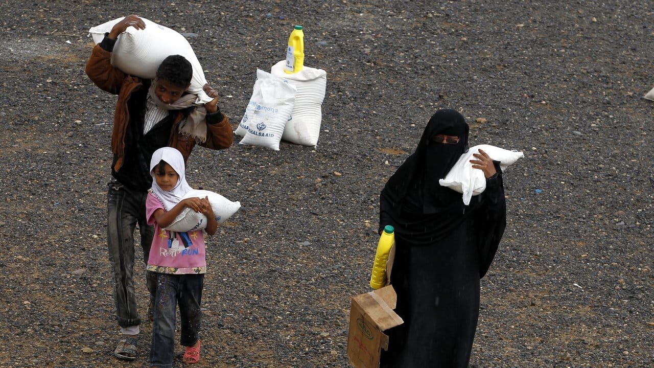 Es gibt Nahrung: Jemeniten tragen ihre Essensrationen nach Hause.