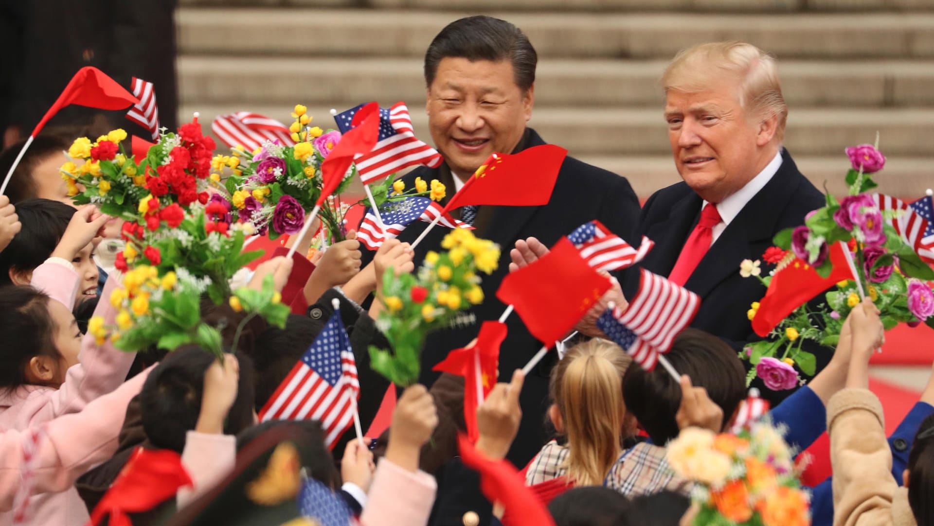 Trump 2017: Der US-Präsident hat seine Meinung komplett geändert und erklärt in Peking: "Es kann keine wichtigere Angelegenheit geben als die China-US-Beziehungen. Ich freue mich auf viele Jahre voller Erfolg und Freundschaft."