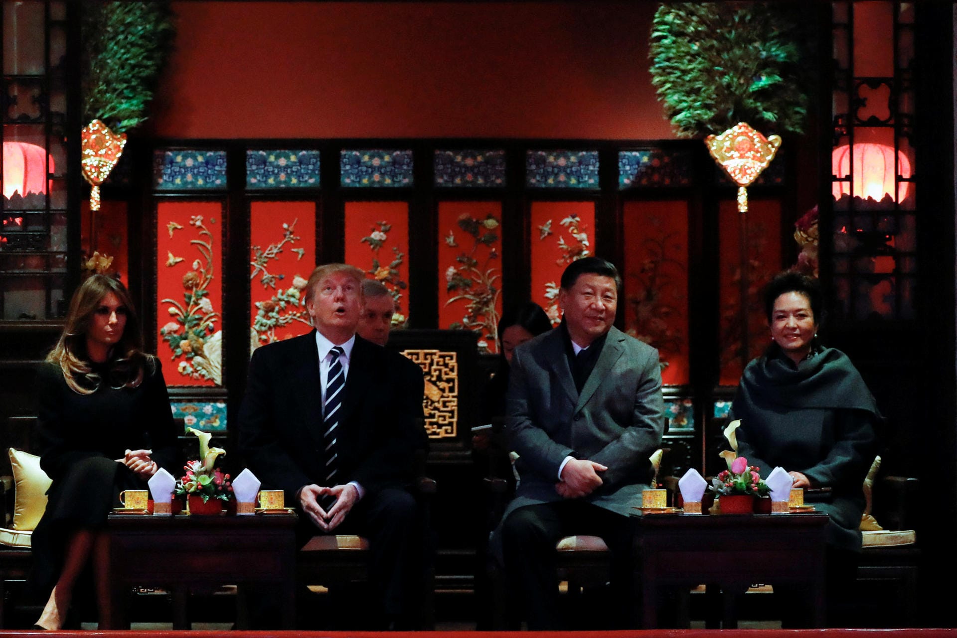 Ganz anders der Tonfall von Trump, als er mit seiner Frau Melania, President Xi und dessen Frau Peng Liyuan eine Oper in der Verbotenen Stadt besucht: Zum Handelsdefizit sagt er nun: "Ich gebe nicht China die Schuld". Wer könne ein Land beschuldigen, wenn es nur den größten Vorteil für sein Volk herausholen wolle.