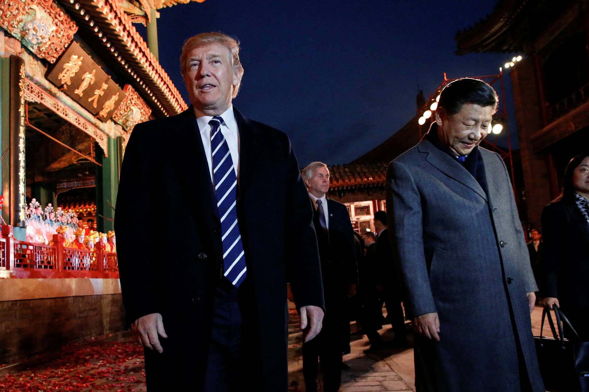 2017 schlendern Trump und Xi durch die "Verbotene Stadt" in Peking: Nun ist sich Trump sicher: "Ich glaube, wir können fast alle Probleme der Welt lösen und wahrscheinlich sogar alle."