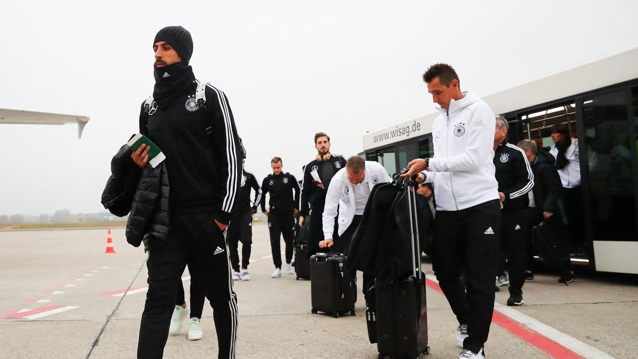 Abreise der Nationalmannschaft vom Flughafen Tegel in Berlin.