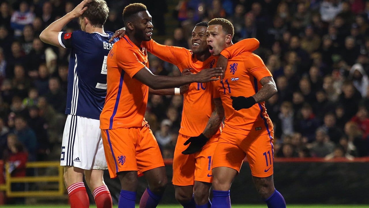 Der Niederländer Memphis Depay (r) freut sich mit seinen Teamkollegen über sein Tor zum 1:0 gegen Schottland.