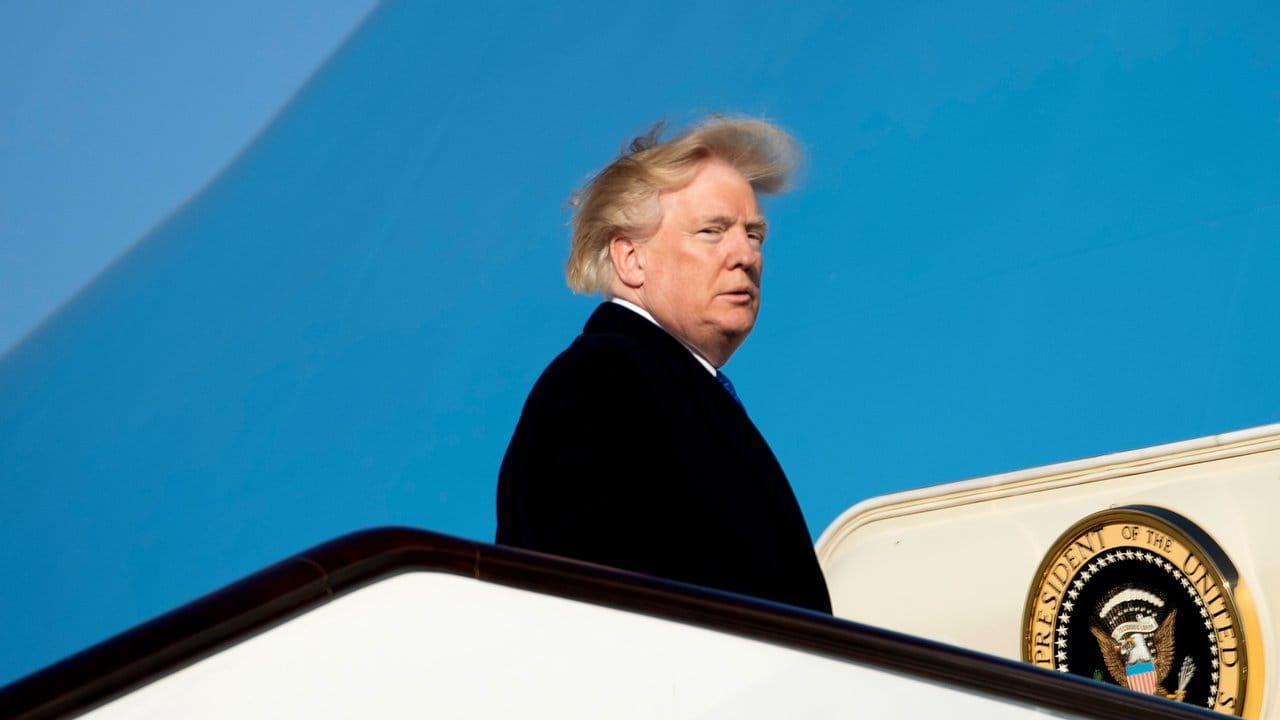 Windschief: US-Präsident Donald Trump steigt in Peking in die Air Force One, um im Rahmen seiner Asienreise nach Vietnam zu fliegen.