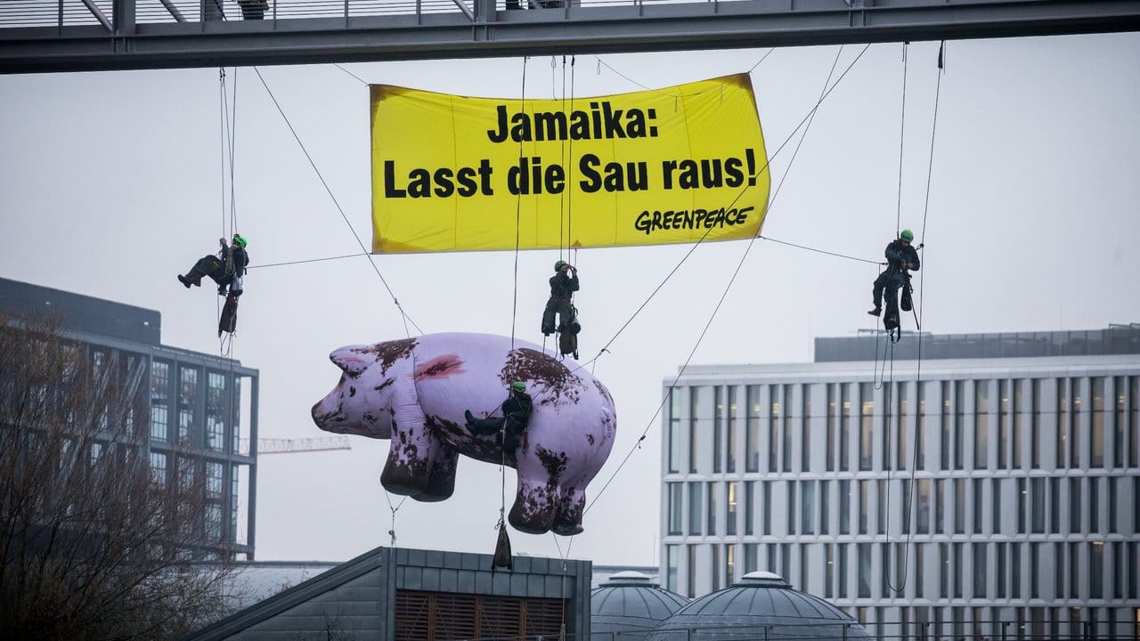 Aktivisten der Umweltschutzorganisation Greenpeace demonstrieren in Berlin.