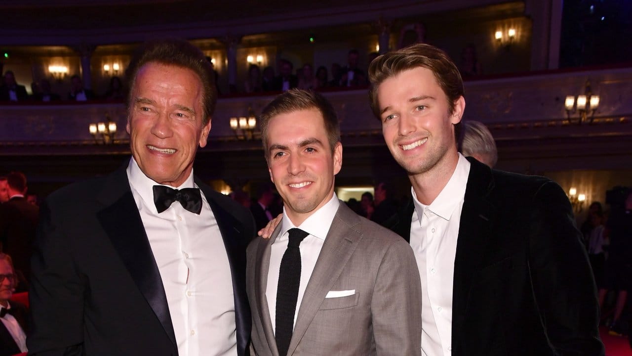 Arnold Schwarzenegger und sein Sohn Patrick haben Philipp Lahm, der als "Sports Icon" geehrt wurde, in ihre Mitte genommen.