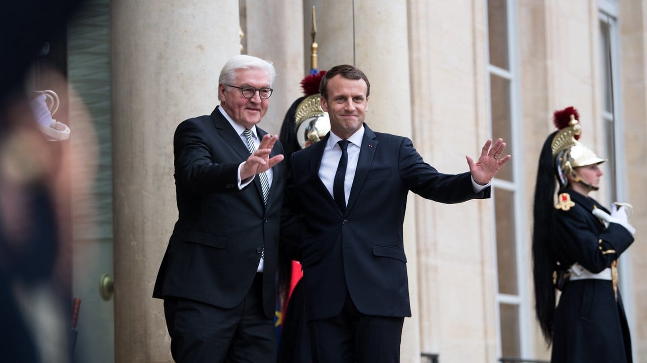 Bundespräsident Steinmeier wird vor dem Elysee-Palast in Paris vom französischen Präsidenten Macron mit militärischen Ehren begrüßt. Bundespräsident Steinmeier wird vor dem Elysee-Palast in Paris vom französischen Präsidenten Macron mit militärischen Ehren begrüßt.