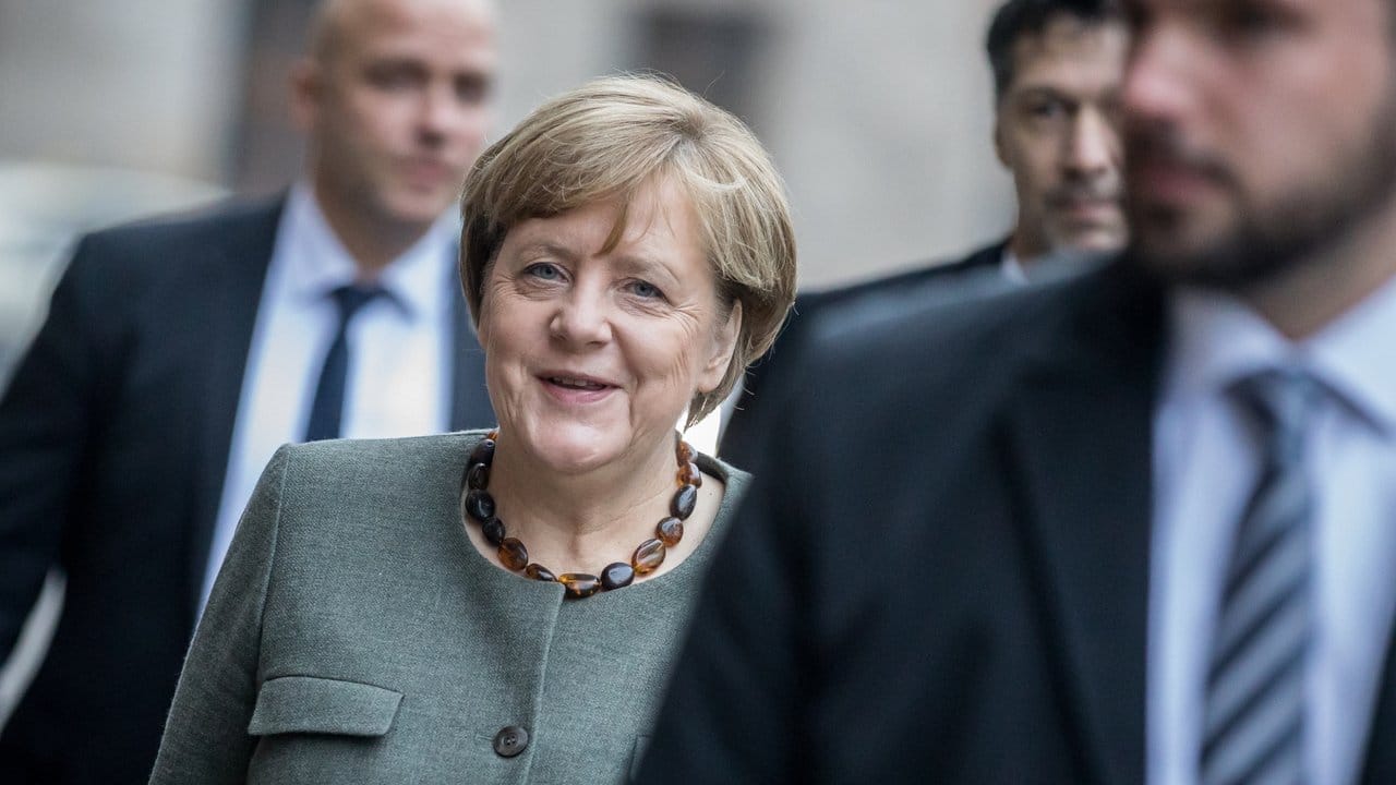 Kanzlerin Merkel kommt zu den Sondierungsgesprächen zum Haus der Deutschen Parlamentarischen Gesellschaft.