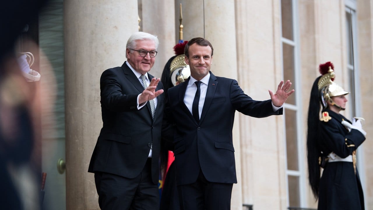 Bundespräsident Steinmeier wird vor dem Elysee-Palast in Paris vom französischen Präsidenten Macron mit militärischen Ehren begrüßt.