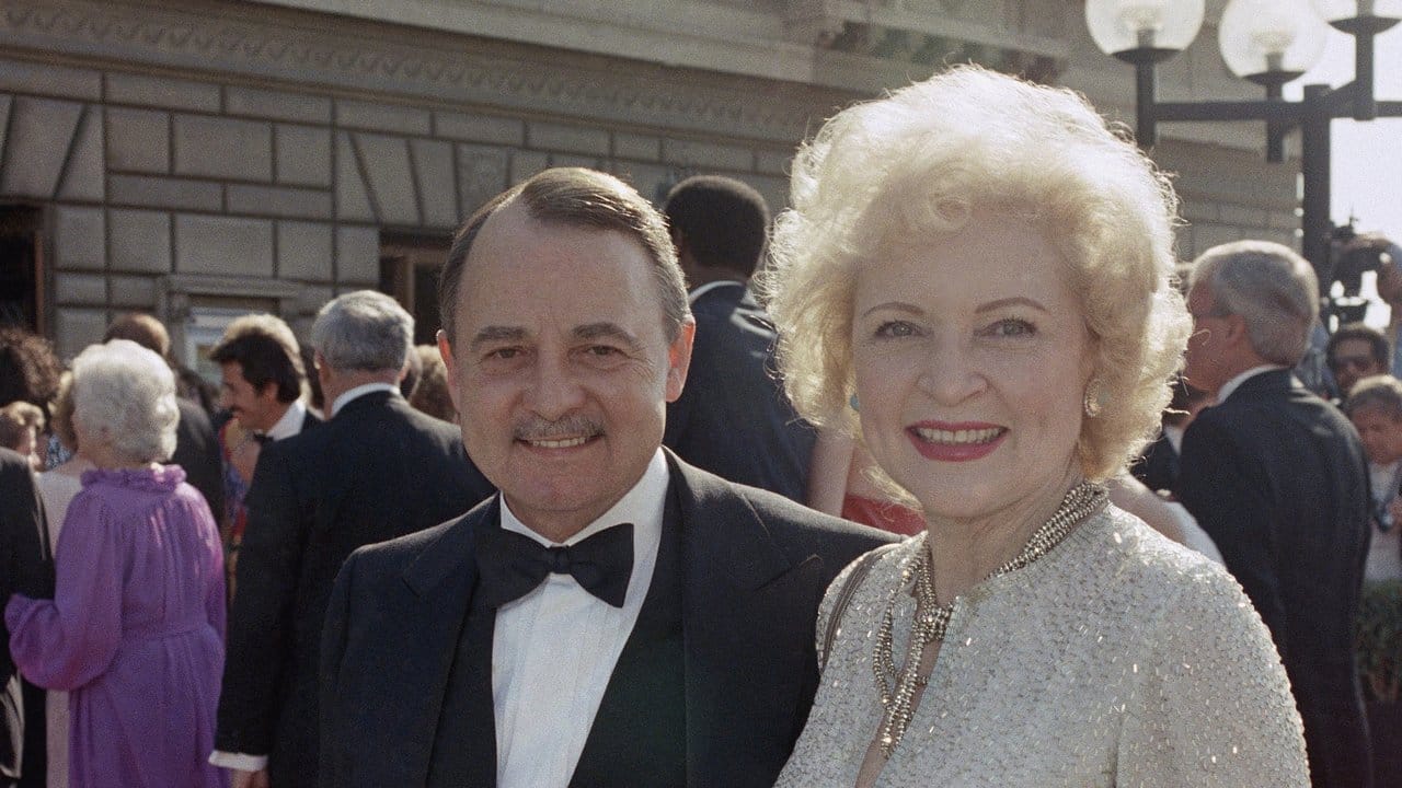 John Hillerman und Betty White ("Golden Girls") 1985 bei der Emmy-Verleihung in Pasadena.