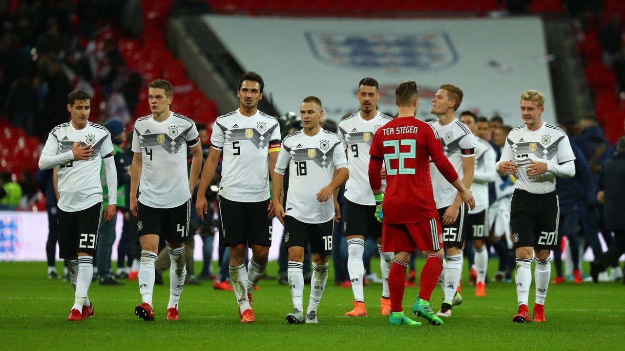 Die deutschen Nationalspieler verlassen nach dem 0:0 gegen England in Wembley das Stadion.