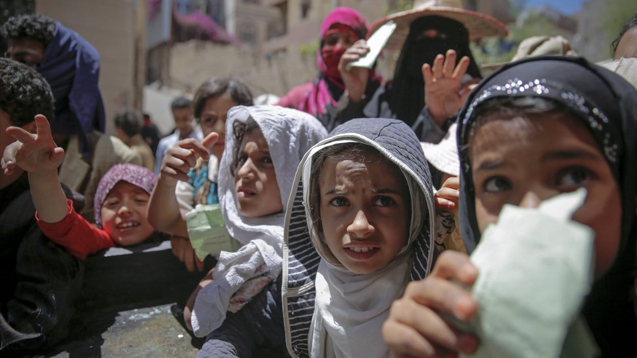 Hungernde Menschen warten in Sanaa auf Essensrationen einer lokalen Wohltätigkeitsorganisation.