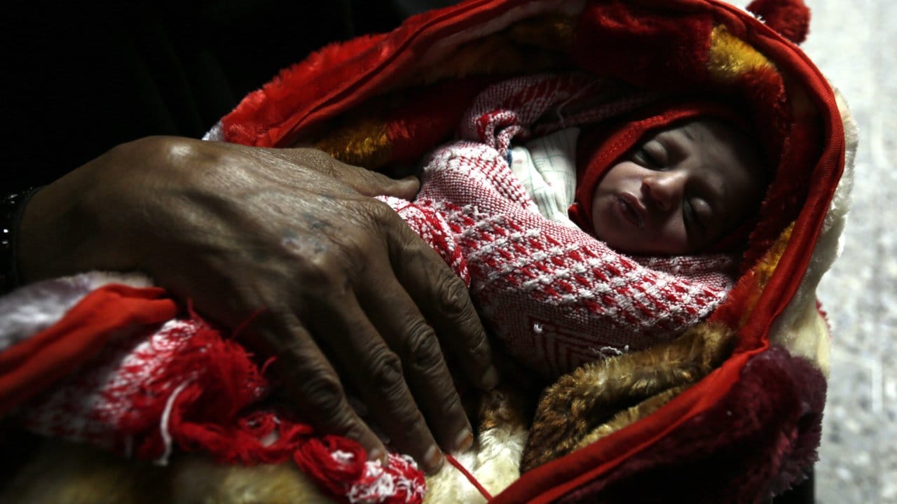 Ungewisse Zukunft: Eine jemenitische Frau hält im Ernährungszentrum eines Krankenhauses ihr Baby im Arm.