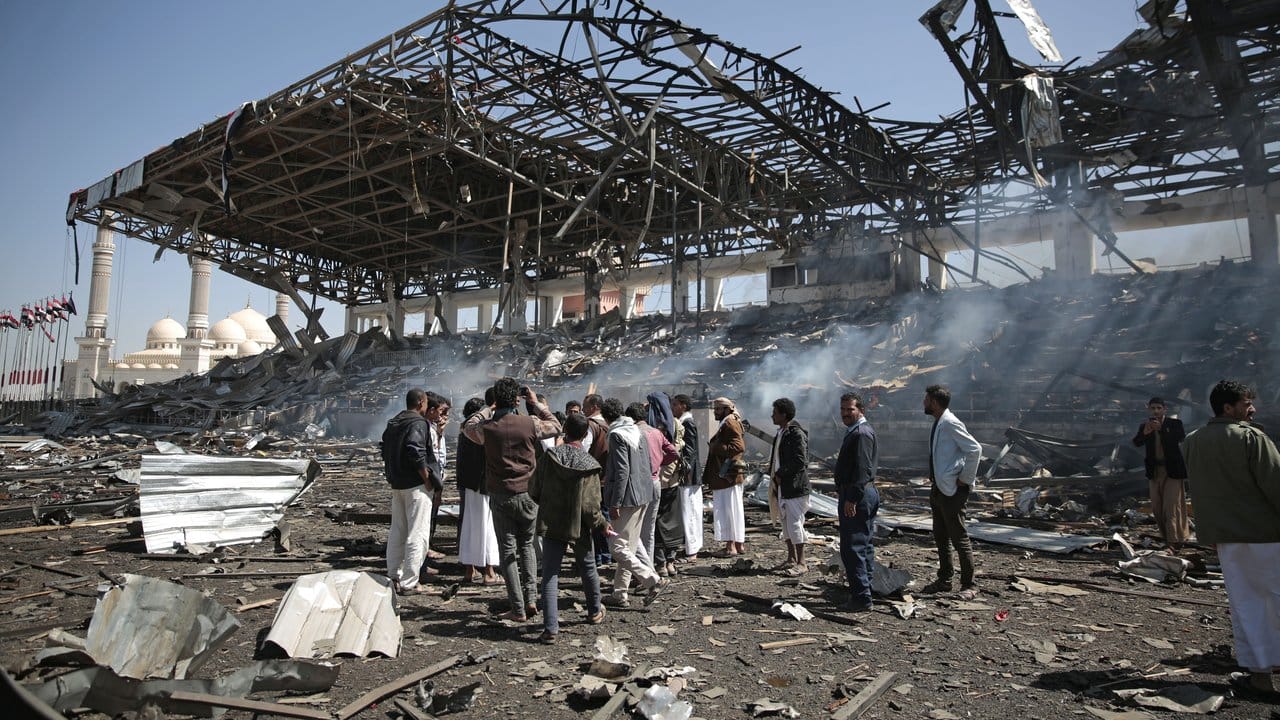 Seit drei Jahren tobt der Bürgerkrieg: Jemeniten in Sanaa vor der Einschlagstelle einer saudi-arabischen Rakete.