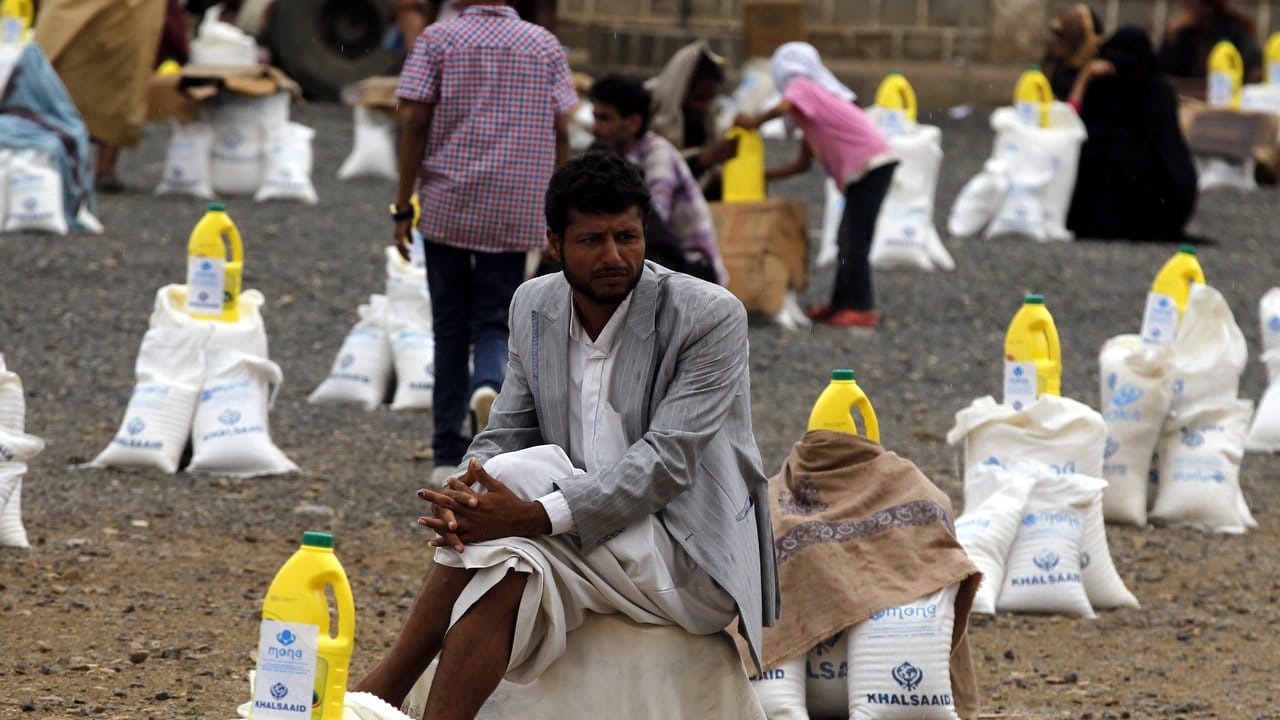 Lebensmittelhilfe in Sanaa: Ein jemenitischer Mann wacht über seine Zuteilung.