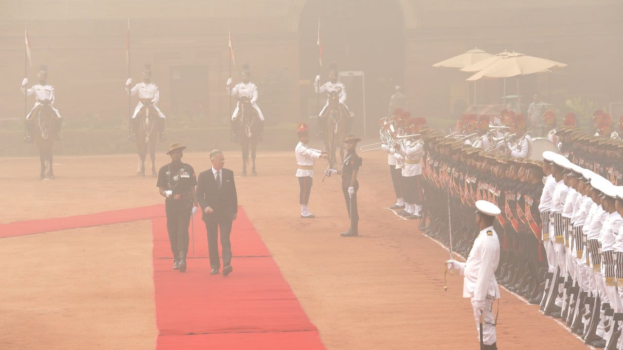 Hoher Besuch - kaum zu sehen: Belgiens König Philippe wird im versmogten Neu Delhi von der militärischen Ehrenwache empfangen.