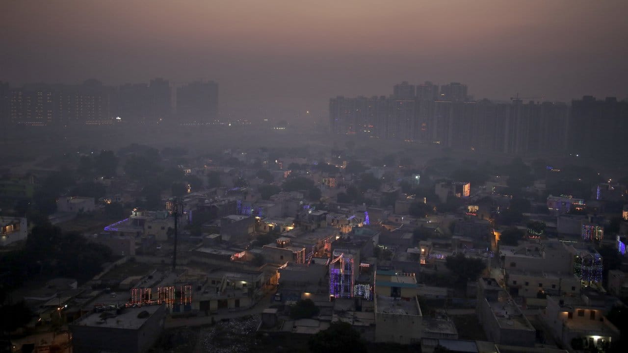 Morgendlicher Smog verhüllt die Skyline von Neu-Delhi.