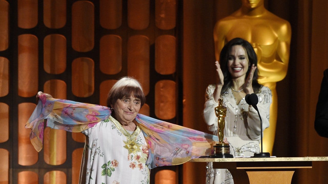Agnès Varda (l) freut sich über ihren Ehren-Oscar, daneben applaudiert Angelina Jolie.