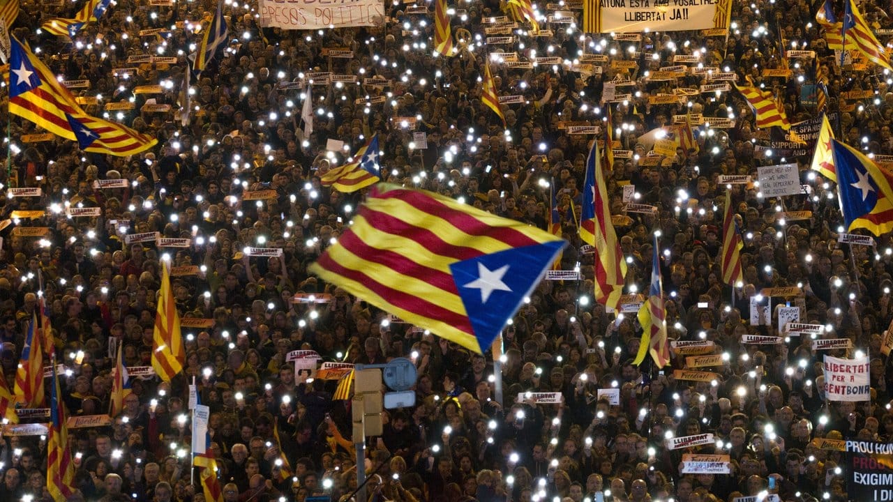"Freiheit für politische Gefangene" fordern die Teilnehmer einer Massendemonstration in Barcelona.