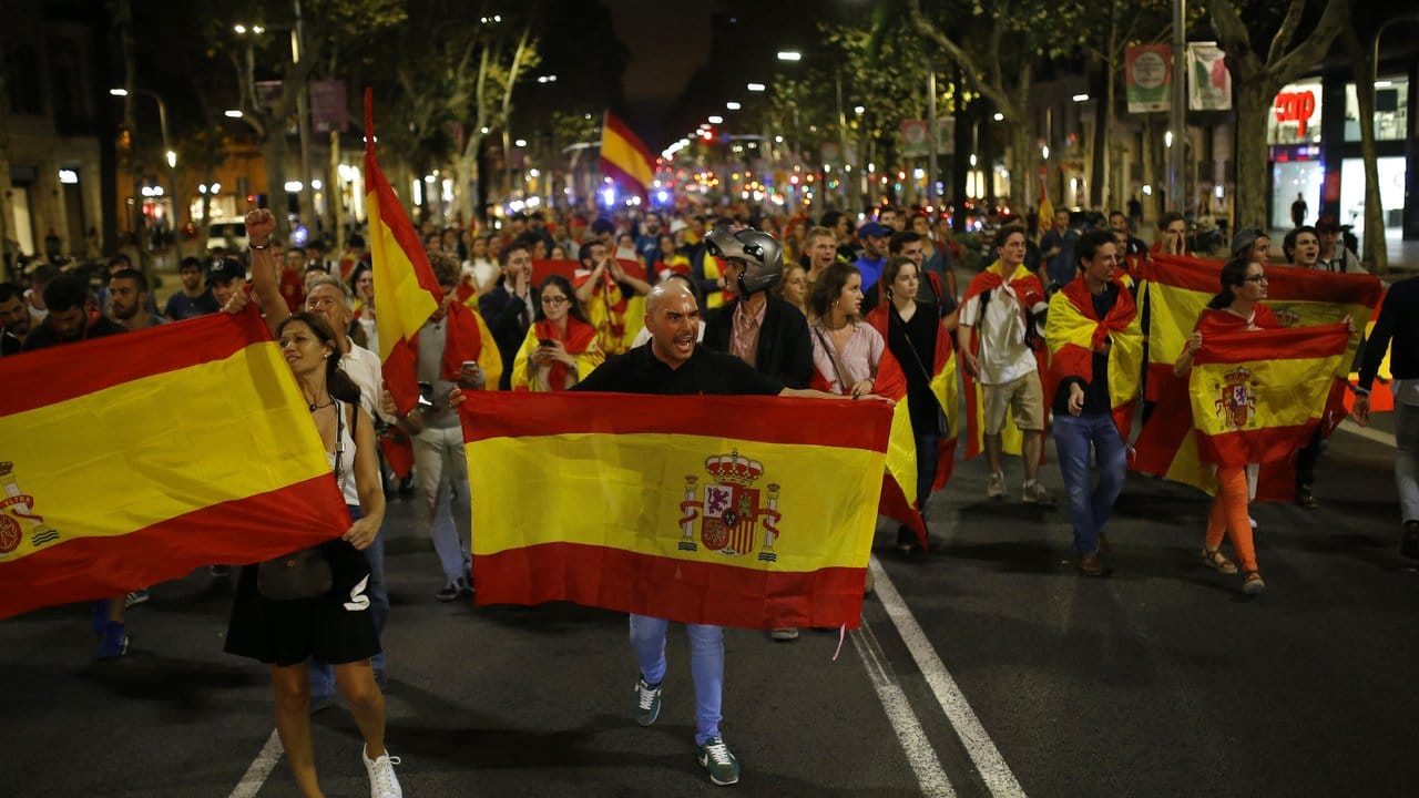 Auch sie machten sich in den vergangenen Wochen bemerkbar: Gegner der Unabhängigkeit Kataloniens demonstrieren in Barcelona mit spanischen Nationalflaggen.