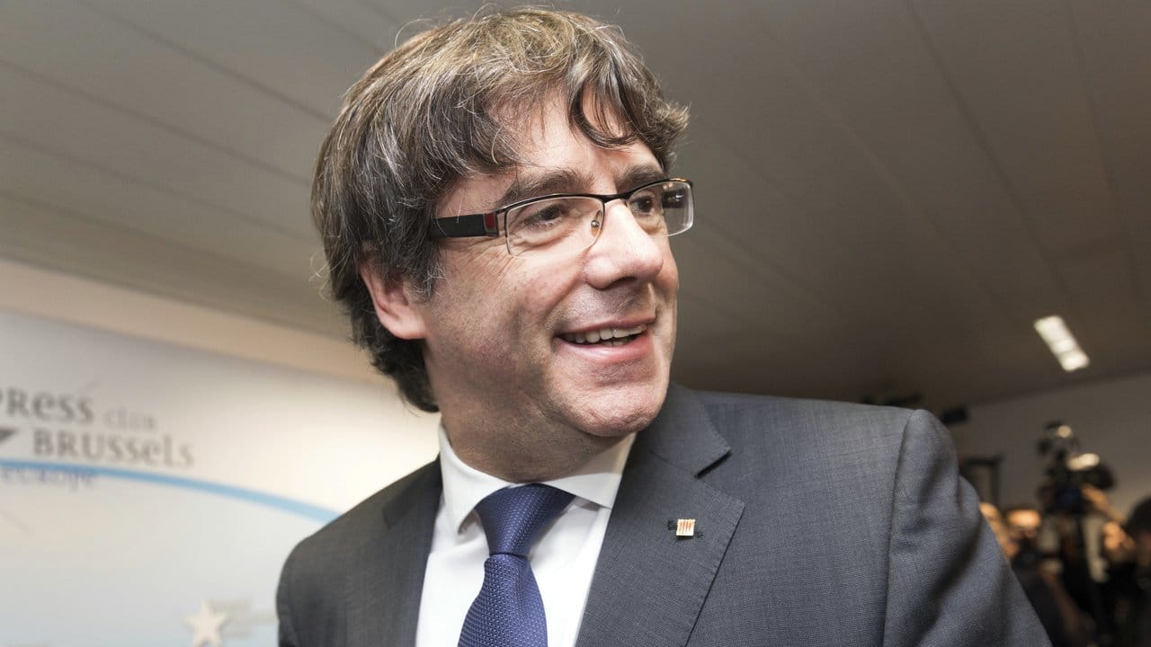 Er verlangt "Garantien": Der abgesetzte katalanische Regionalpräsident Carles Puigdemont zeigt sich in Brüssel gut gelaunt.
