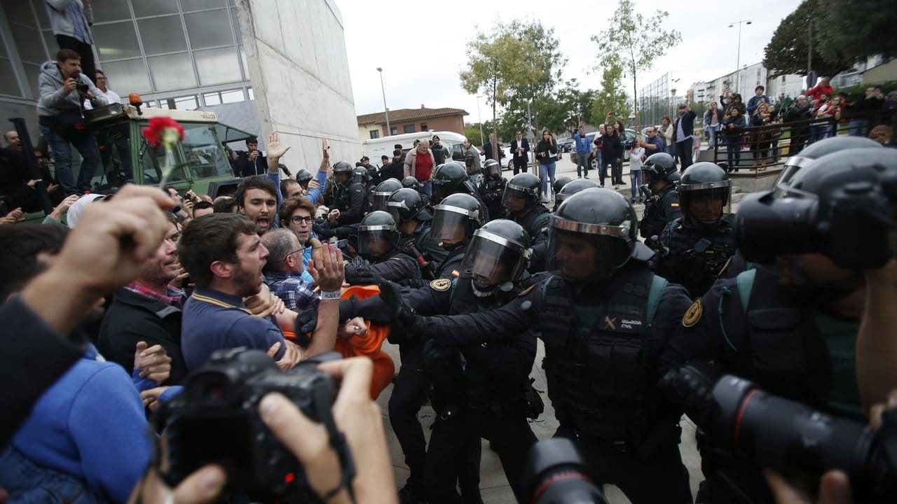 Am Tag des Referendums gab es gewalttätige Auseinandersetzungen zwischen der Guardia Civil und den Separatisten.