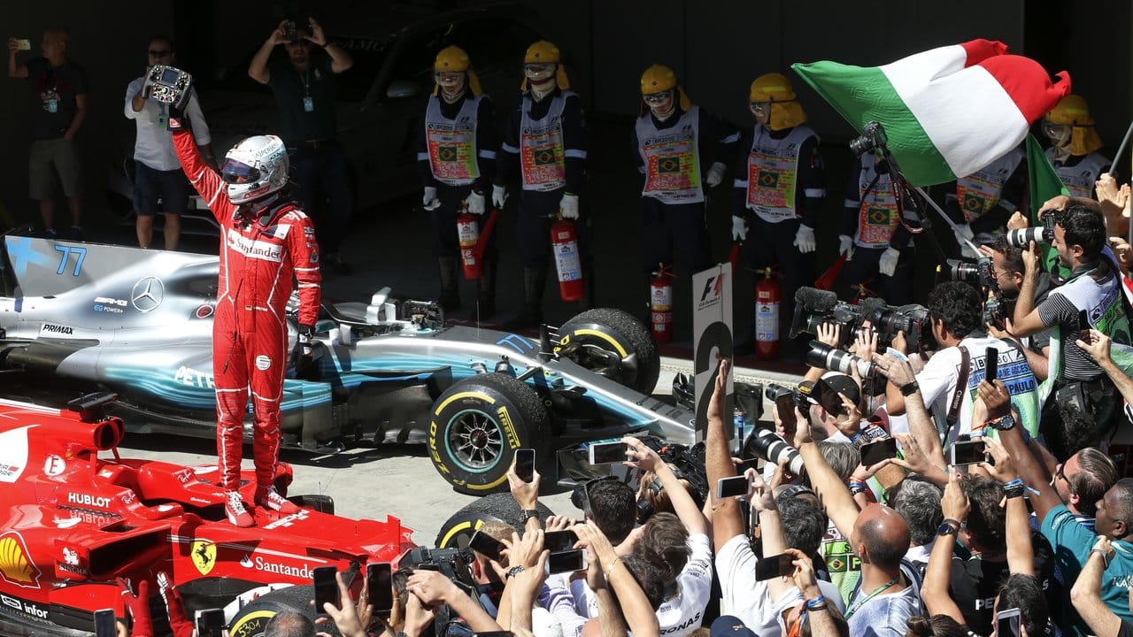 Ferrari-Pilot Sebastian Vettel lässt sich nach seinem Sieg feiern.