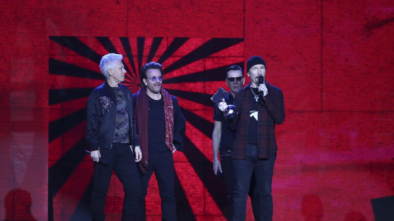 Die Band U2 mit Adam Clayton (l-r), Bono, Larry Mullen Jr und the Edge bekam den "Icon"-Award.